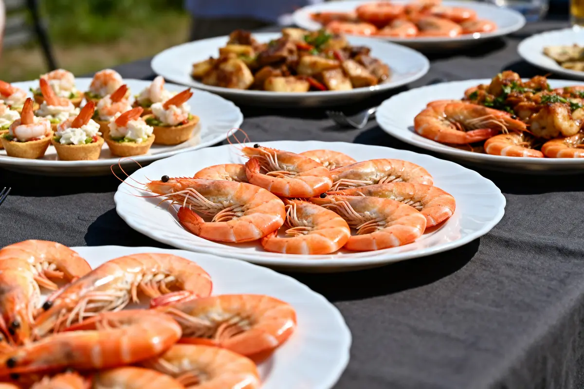 Assiettes de crevettes et bouchées festives pour savoir combien de crevettes par personne