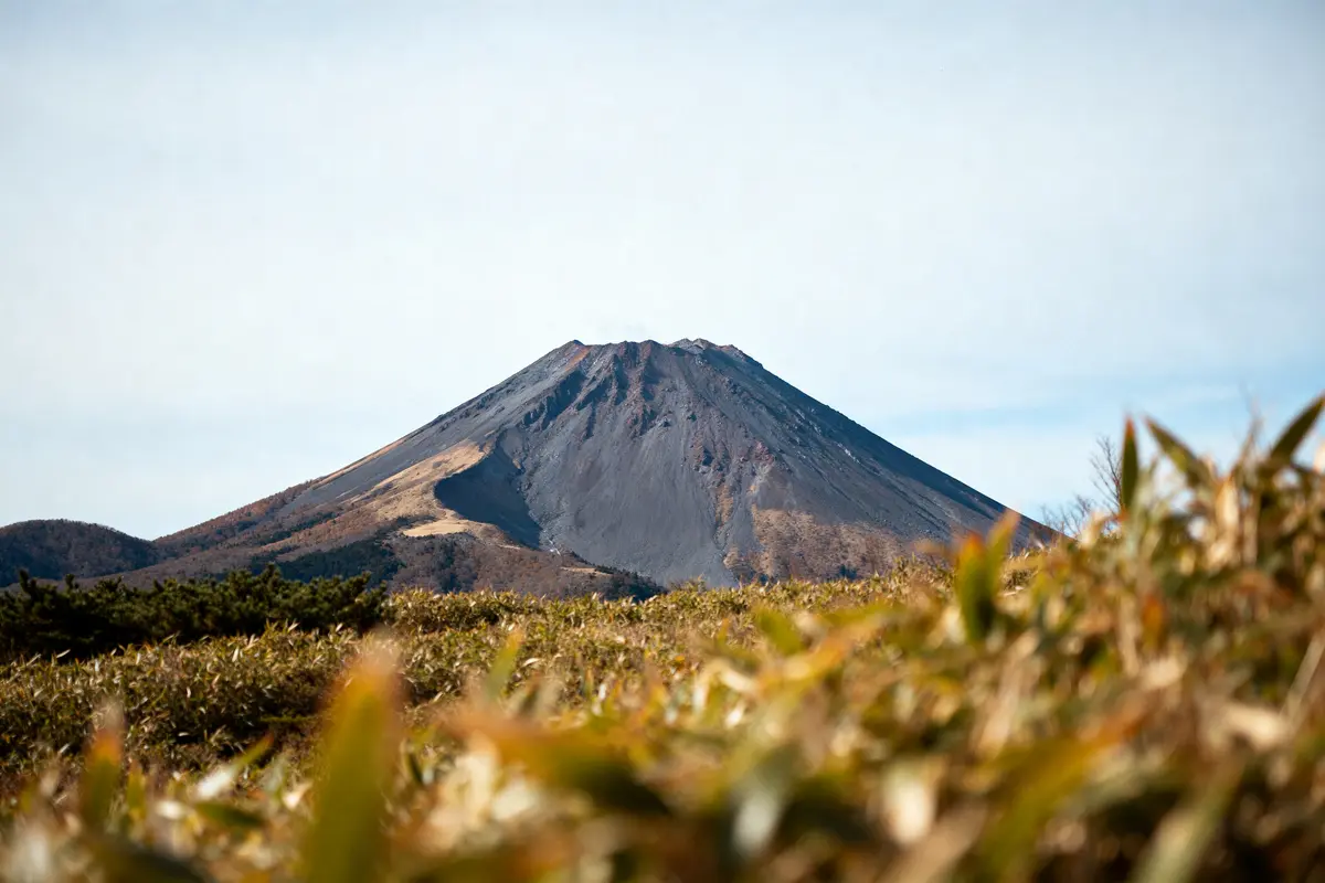 Vue majestueuse du mont Asama volcan du Japon depuis la végétation environnante