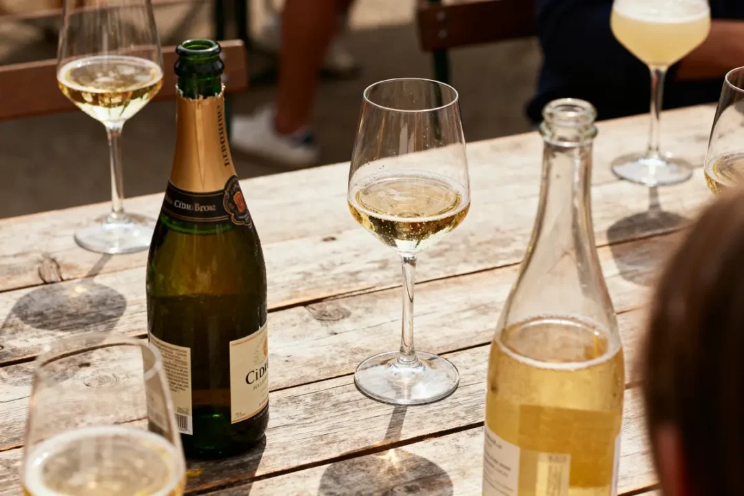 Verres de cidre sur table en bois pour un choix d'alcool moins calorique