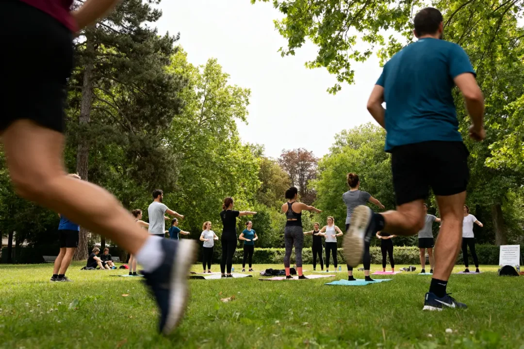 Personnes faisant de l'exercice en plein air dans un parc article diarioesportes.com