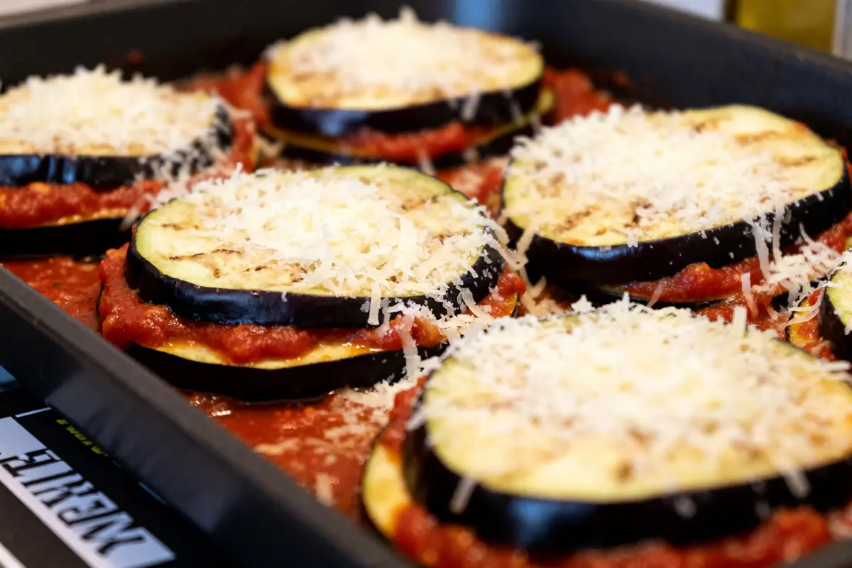 Tranches d'aubergines à la parmesane faciles avec sauce tomate et fromage râpé sur plateau