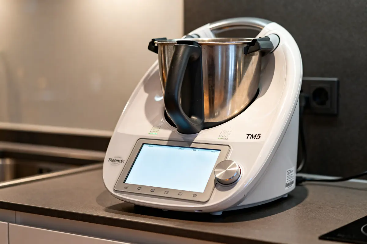 Robot Thermomix TM5 sur un plan de travail avant la date de sortie du nouveau Thermomix TM7