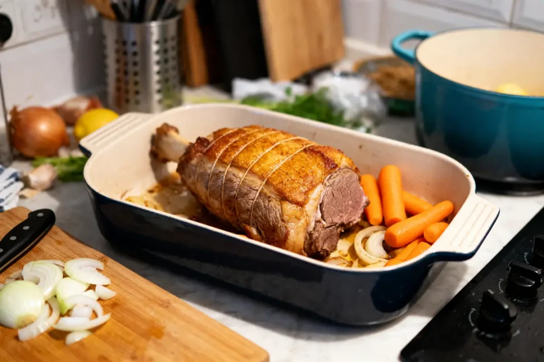 Rôti de veau cuit avec carottes et oignons illustrant le temps de cuisson d'un rôti de veau
